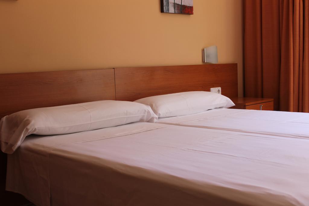Hostal Cal Siles إل برات ذي يوبريغات الغرفة الصورة