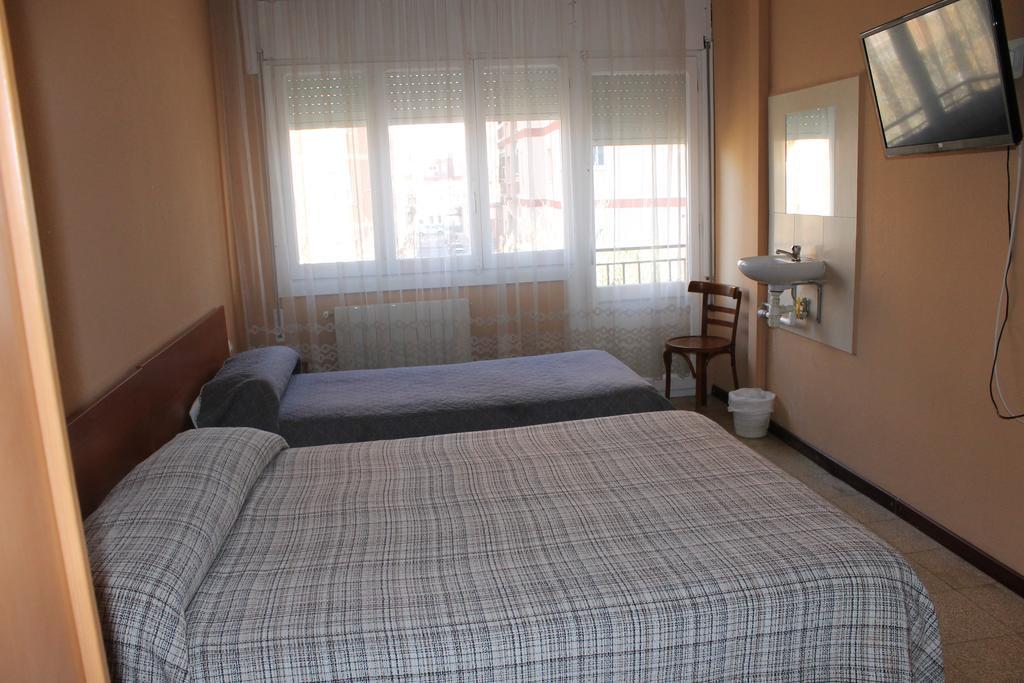 Hostal Cal Siles إل برات ذي يوبريغات المظهر الخارجي الصورة