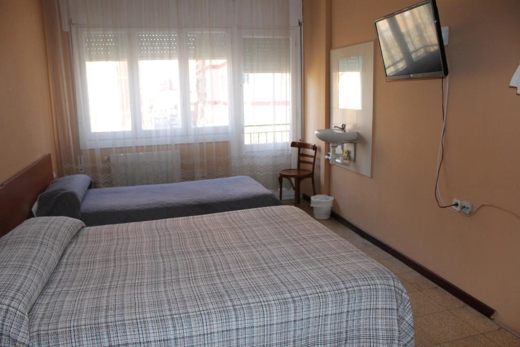 Hostal Cal Siles إل برات ذي يوبريغات المظهر الخارجي الصورة
