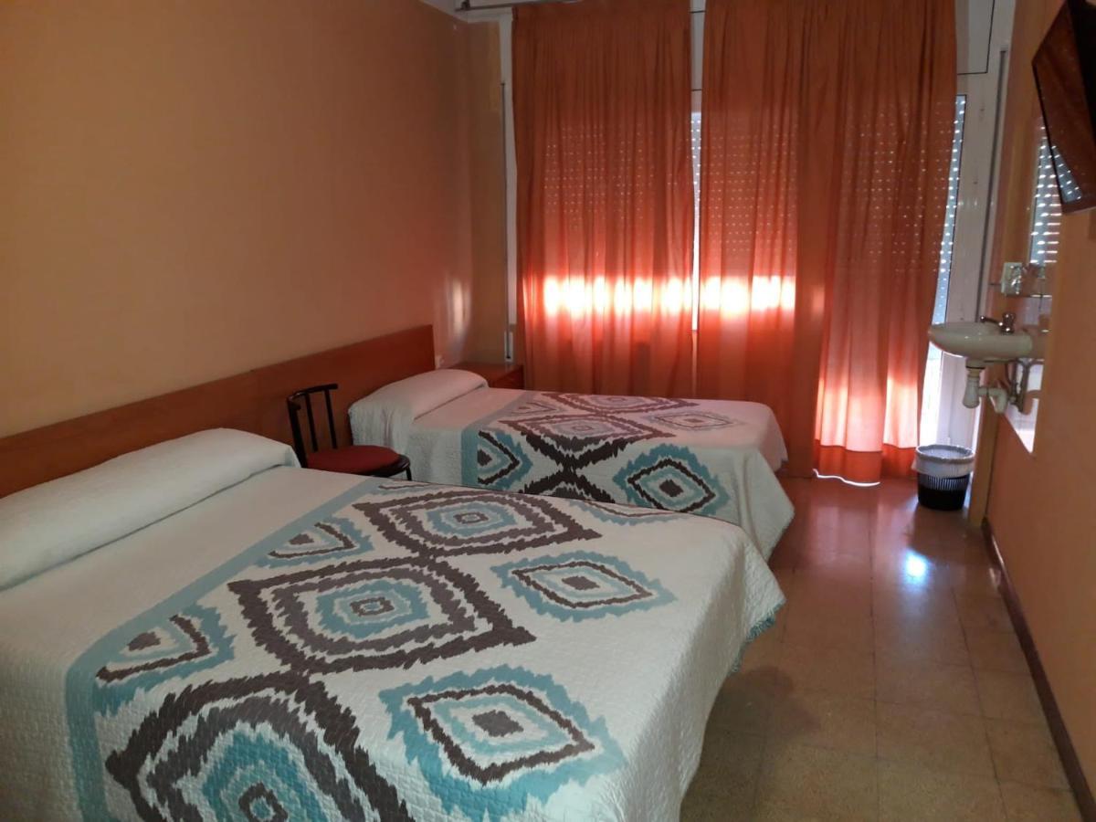 Hostal Cal Siles إل برات ذي يوبريغات المظهر الخارجي الصورة